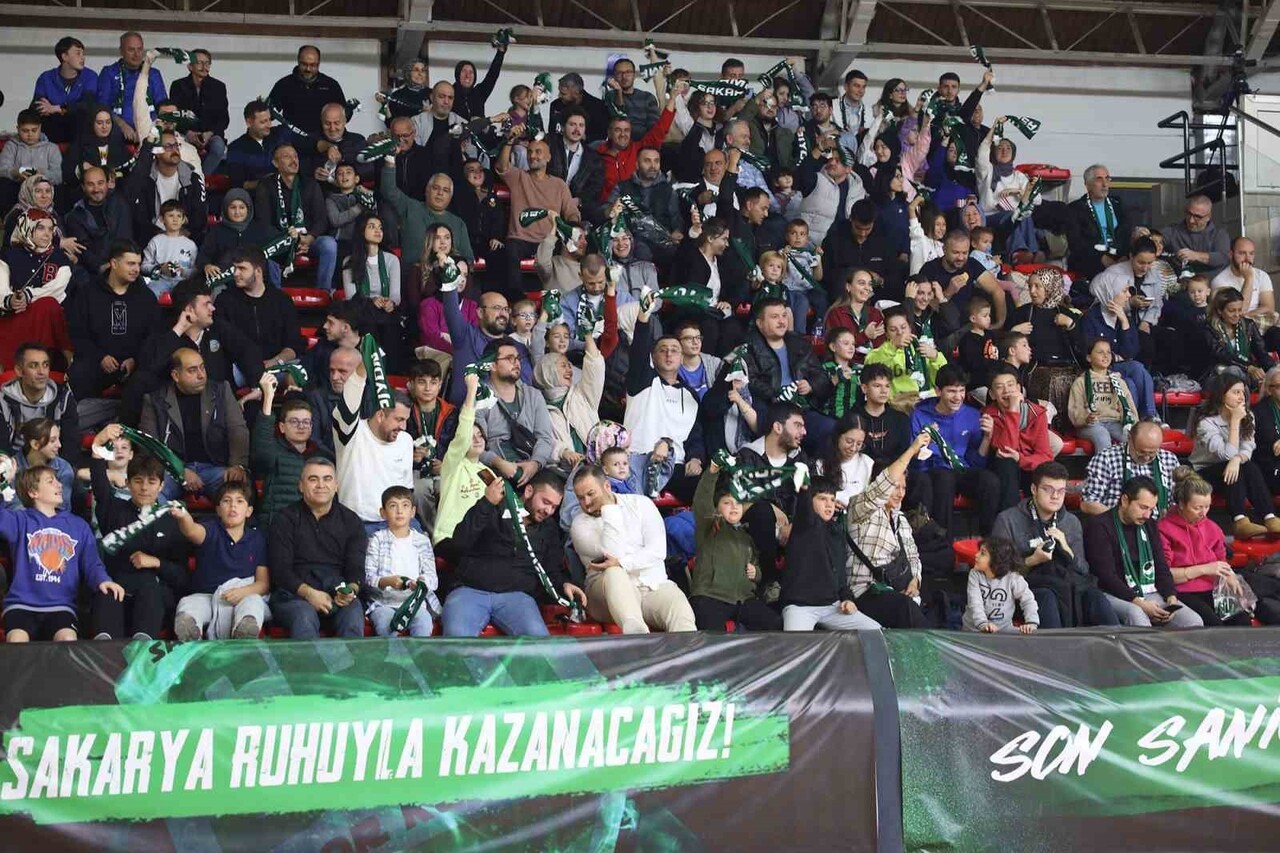 TÜRKİYE BASKETBOL 2. LİGİ'NDE OYNADIĞI 8 MAÇI DA KAZANAN SAKARYA BÜYÜKŞEHİR BELEDİYESPOR, LİGİN 9....