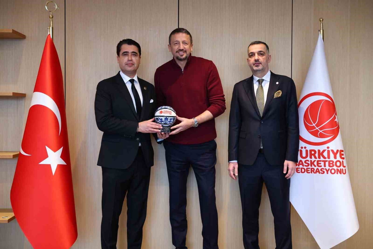 TÜRKİYE BASKETBOL FEDERASYONU BAŞKANI HİDAYET TÜRKOĞLU, FENERBAHÇE YETKİLİLERİNE SERAMİK BASKETBOL...