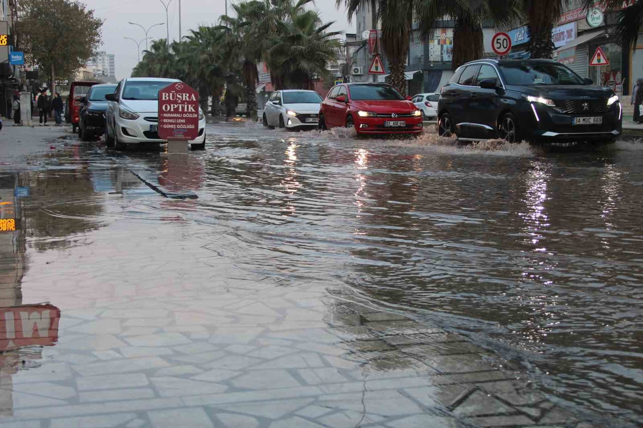 TÜRKİYE’DE KURAKLIK SIKINTISININ ZİRVE YAPTIĞI GÜNLERDE ADANA’DA ASKİ’YE AİT İÇME SUYU BORUSUNUN...