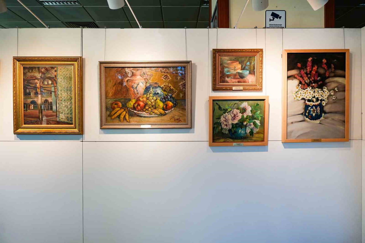 TÜRKİYE İŞ BANKASI İZNİK ŞUBESİ'NDE SERGİLENEN "MAVİNİN SIRLARI" SEÇKİSİ USTA SANATÇILARIN ÇİNİDEN...