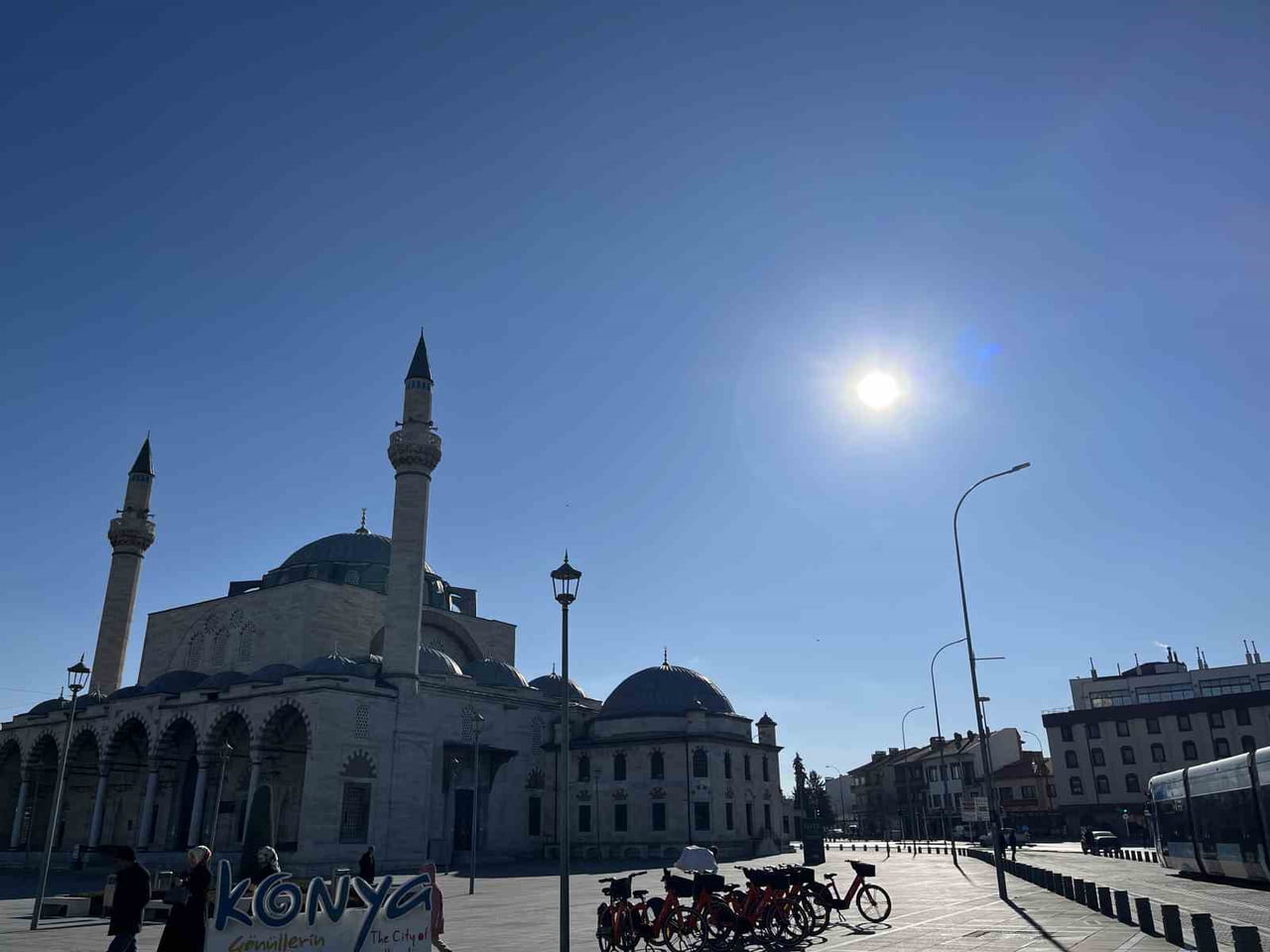 TÜRKİYE’NİN DÖRT BİR YANINDA KAR MANZARALARIYLA SÜSLENİRKEN, KONYA’DA HAVANIN GÜNEŞLİ OLMASI...