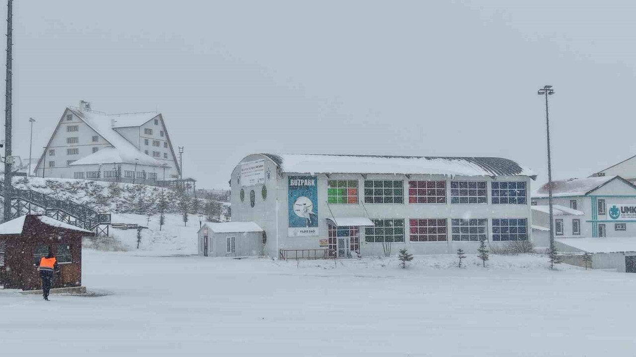 TÜRKİYE’NİN EN EKONOMİK KAYAK MERKEZLERİNDEN BİRİSİ OLAN YILDIZ DAĞI KAYAK MERKEZİ’NDE KAR YAĞIŞI...