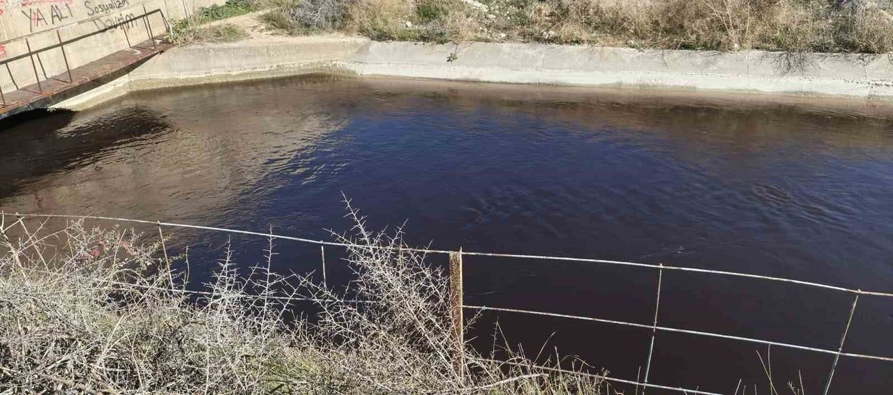 TURKUAZ RENGİYLE BİLİNEN GÖKSU NEHRİ SİYAH AKMAYA BAŞLADI.