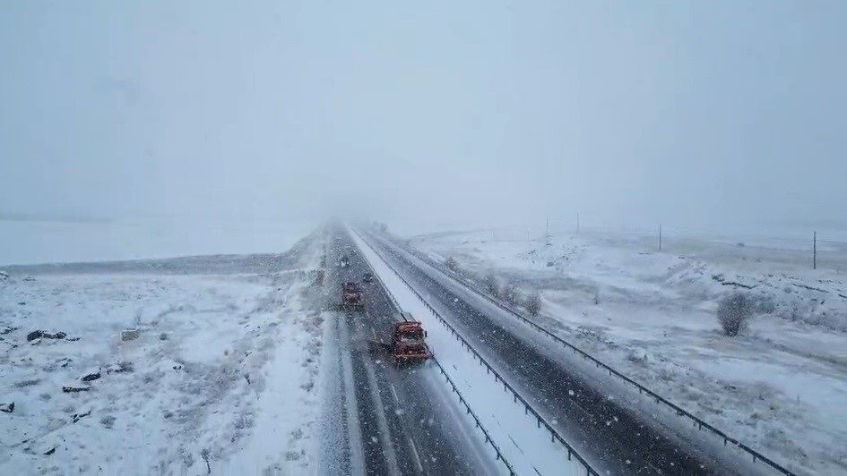 TURUNCU KAPLANLARIN BAYBURT-GÜMÜŞHANE YOLUNDA KARLA MÜCADELESİ EDİYOR