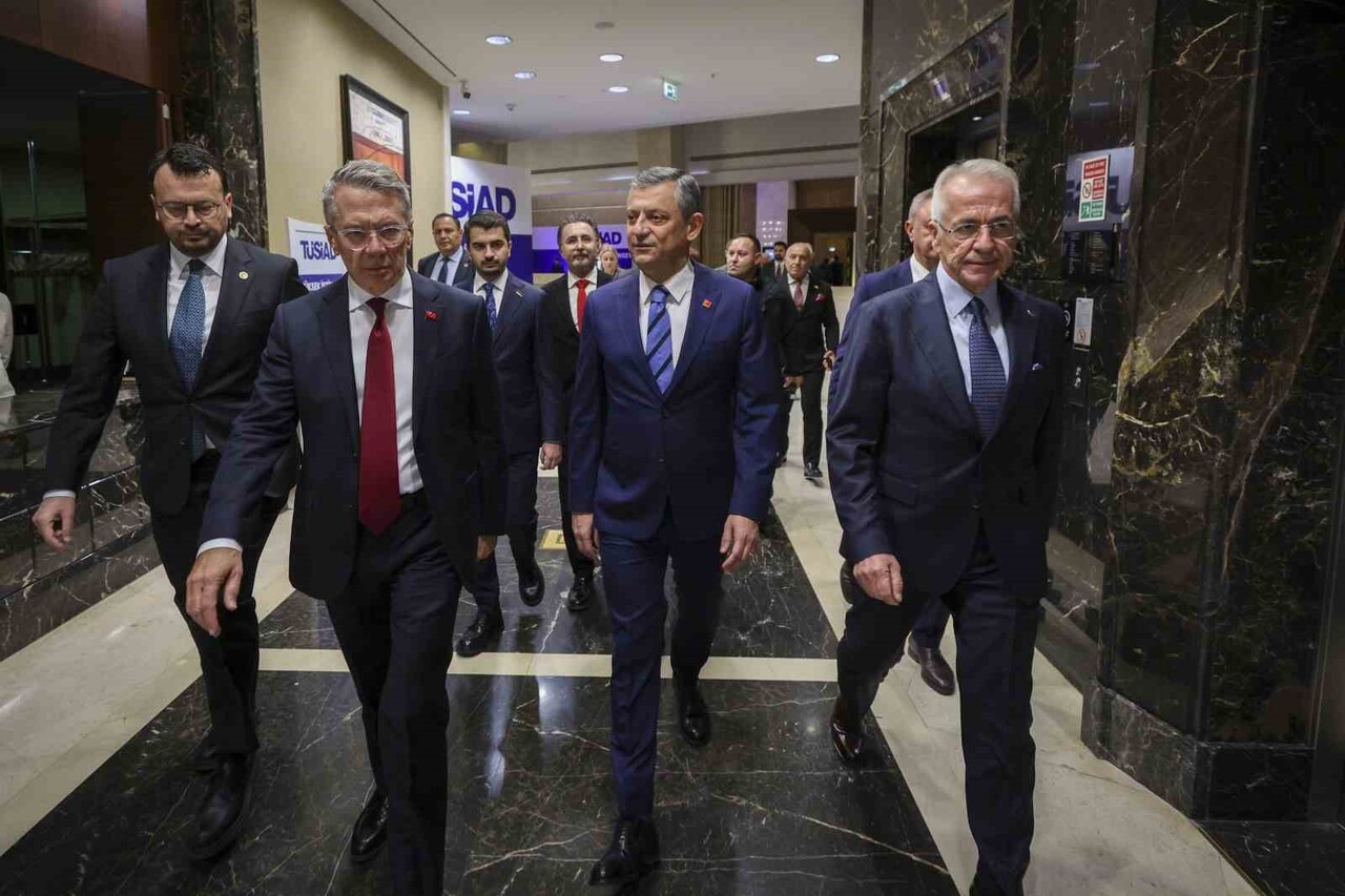 TÜSİAD TARAFINDAN ANKARA'DA BİR OTELDE DÜZENLENEN KOKTEYLE, SİYASİ PARTİ GENEL BAŞKANLARI...