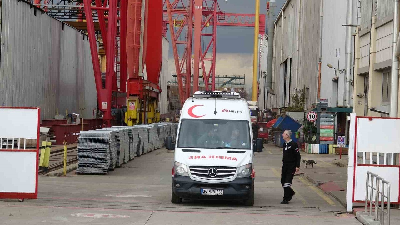 TUZLA'DA GEMİ İNŞASI YAPILAN BİR TERSANEDE İNŞAAT İSKELESİNİN ÇÖKMESİ SONUCU MEYDANA GELEN İŞ...
