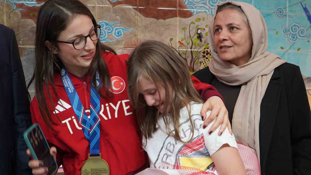 U23 AVRUPA BOKS ŞAMPİYONASI'NDA 48 KİLODA ALTIN MADALYA KAZANARAK ÜST ÜSTE İKİNCİ KEZ AVRUPA...