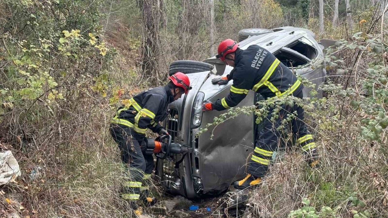 UÇURUMDAN YUVARLANAN ARAÇTAN BURNU BİLE KANAMADAN ÇIKTI