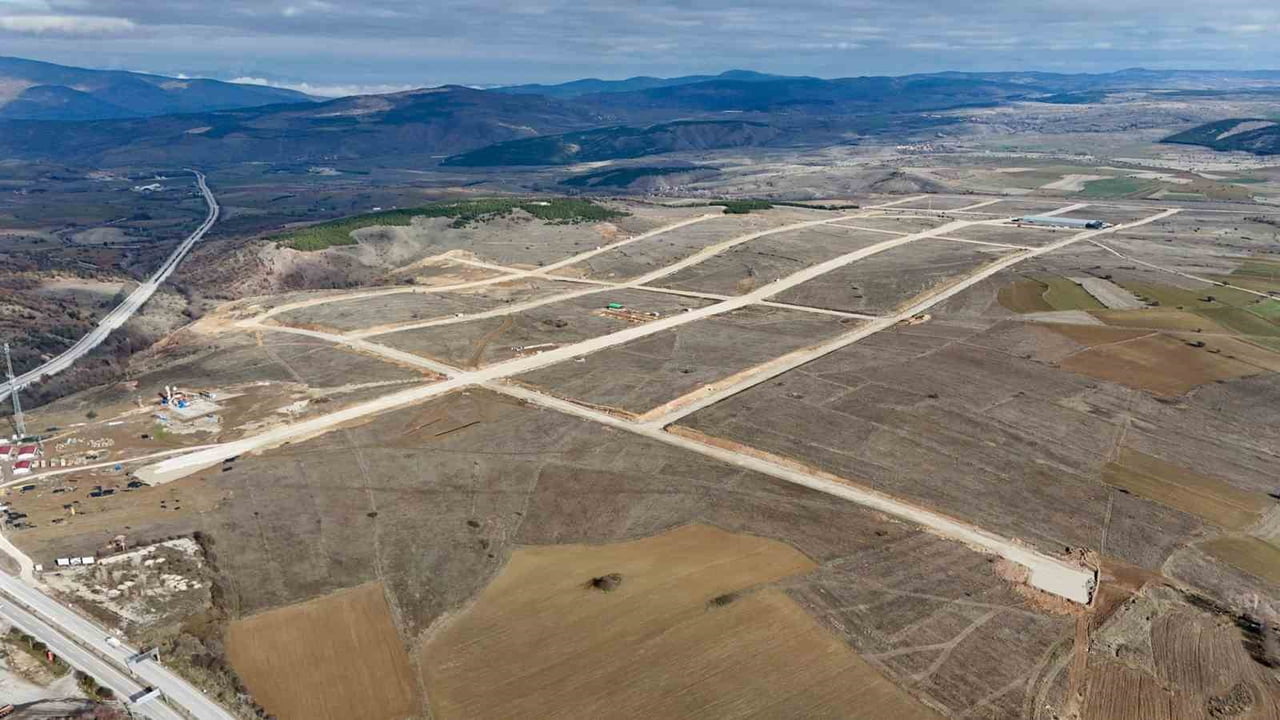 ULAŞIM VE LOJİSTİK AVANTAJLARIYLA ÖNE ÇIKAN ESKİPAZAR OSB’DE ALTYAPI ÇALIŞMALARI TAMAMLANIP...