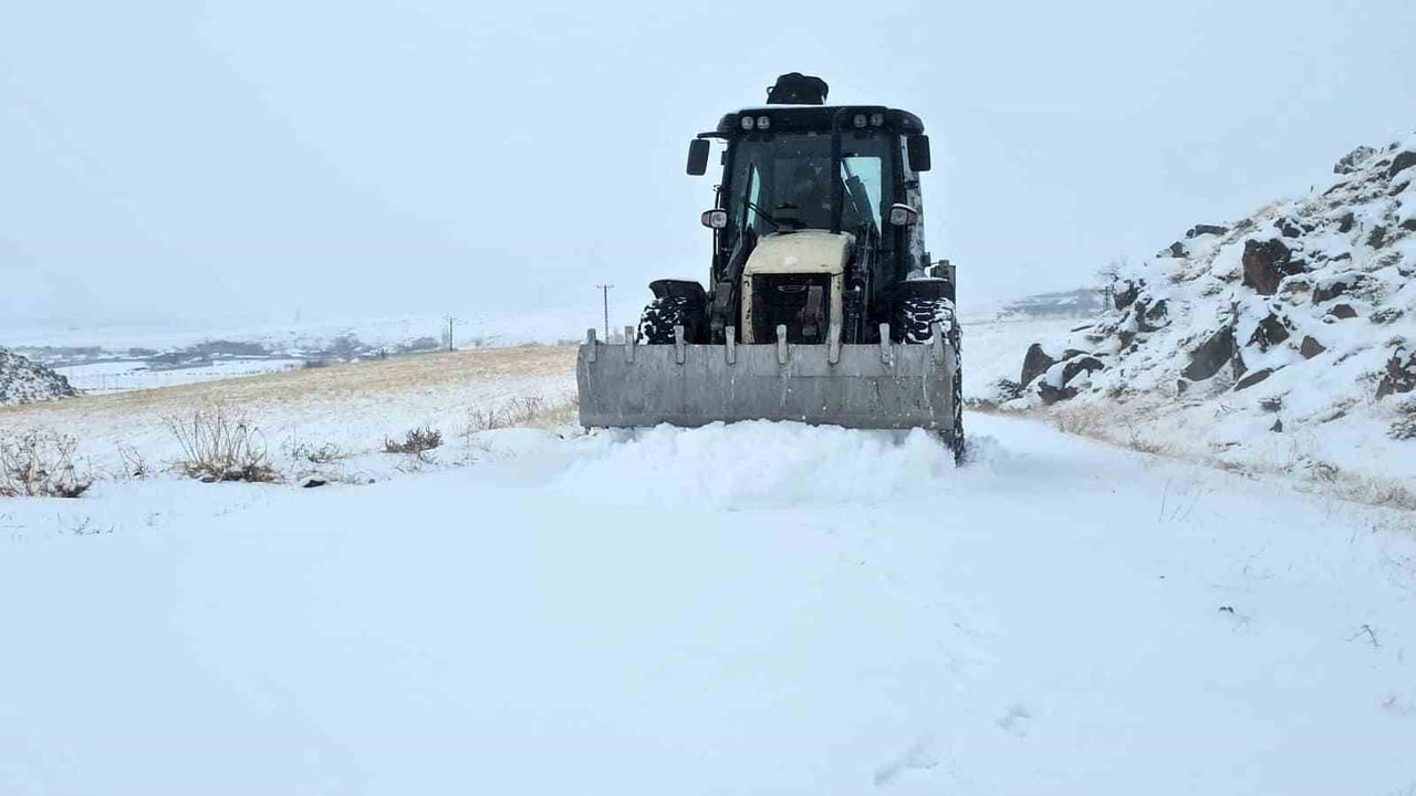 ULAŞIMDA AKSAMALAR YAŞANMAMASI İÇİN BELEDİYE KARLA MÜCADELE EKİPLERİ SAHAYA ÇIKTI
