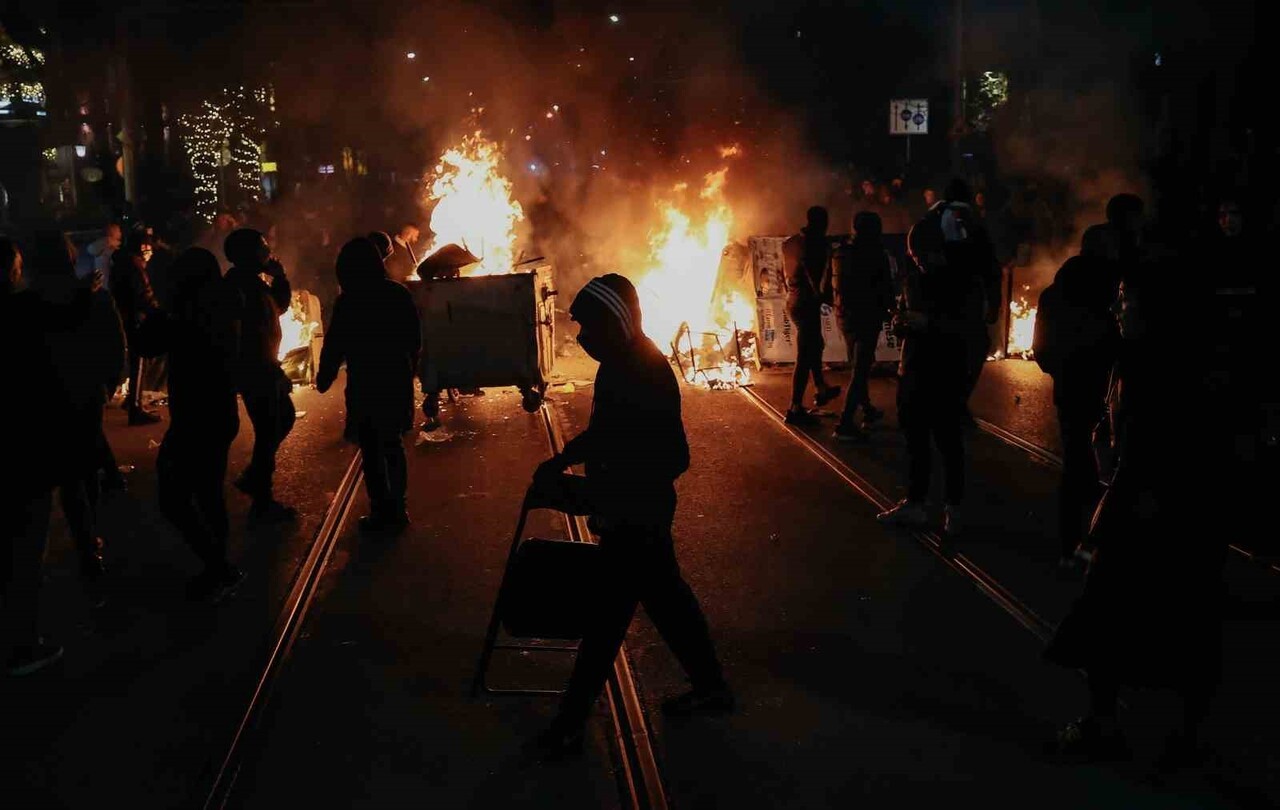 ÜLKE GENELİNDEKİ GÖSTERİLERDE YAŞANAN ŞİDDET OLAYLARINDA 2 POLİS YARALANIRKEN 10 KİŞİ GÖZALTINA...