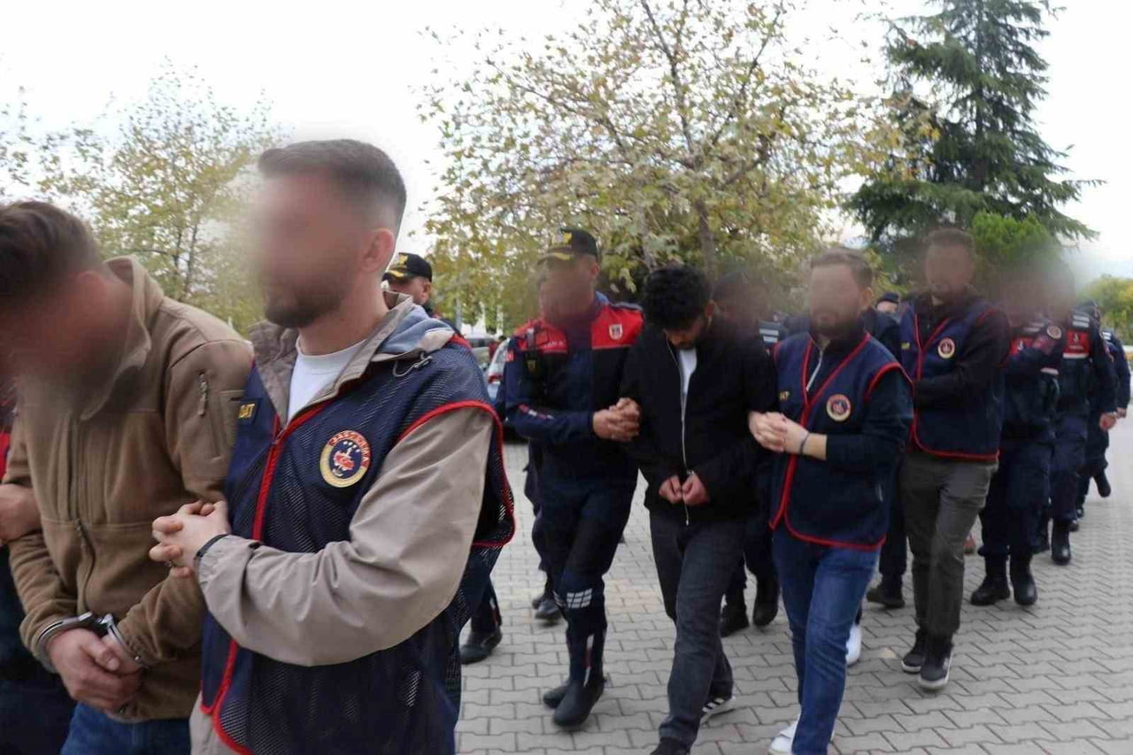 ÜLKEDE GENLİNDE 30 FABRİKADAN 150 MİLYON LİRALIK HIRSIZLIK YAPAN ŞEBEKENİN 11 ÜYESİ TUTUKLANDI....