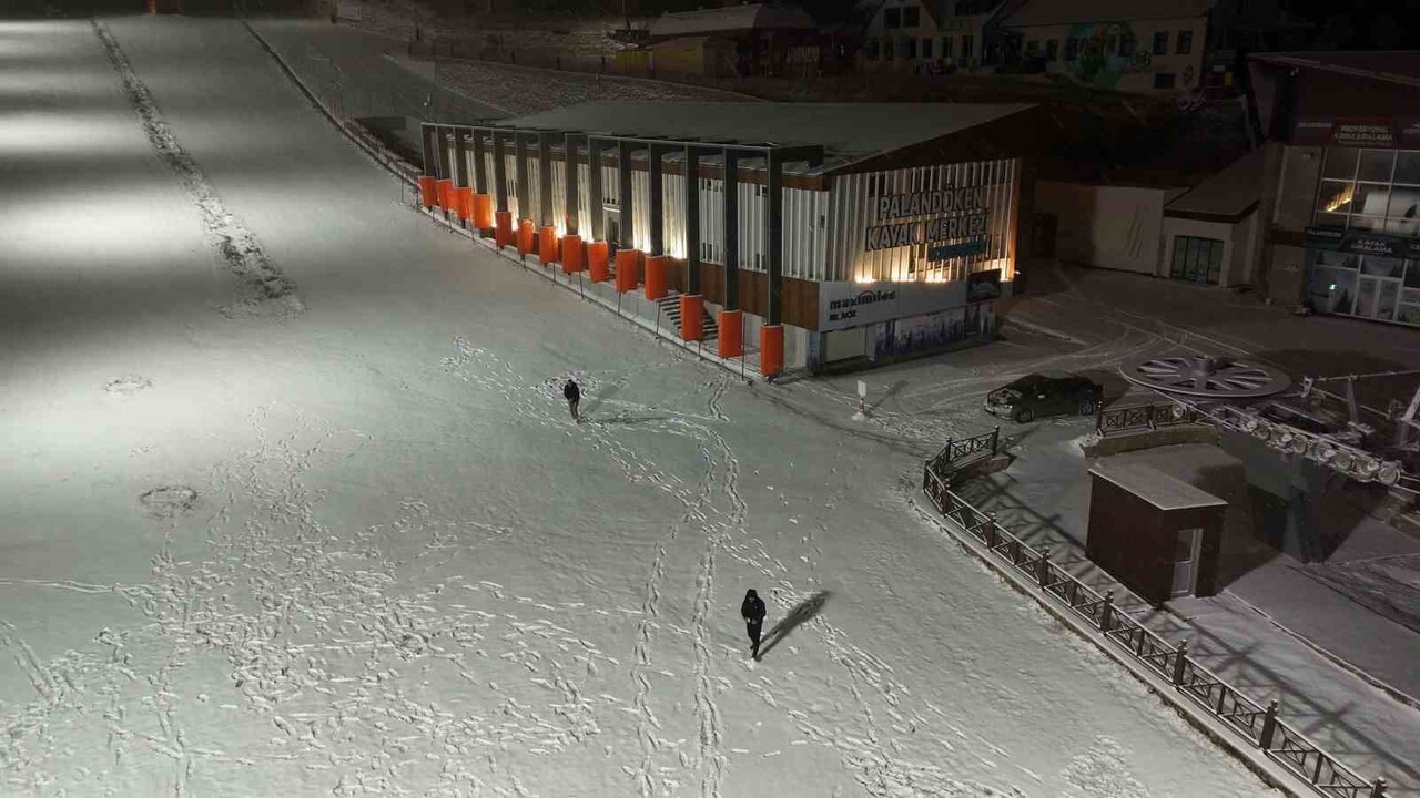 ÜLKEMİZİN ÖNEMLİ KAYAK MERKEZLERİNDEN BİRİSİ OLAN PALANDÖKEN’DE BİR YANDAN YENİ SEZON HAZIRLIKLARI...