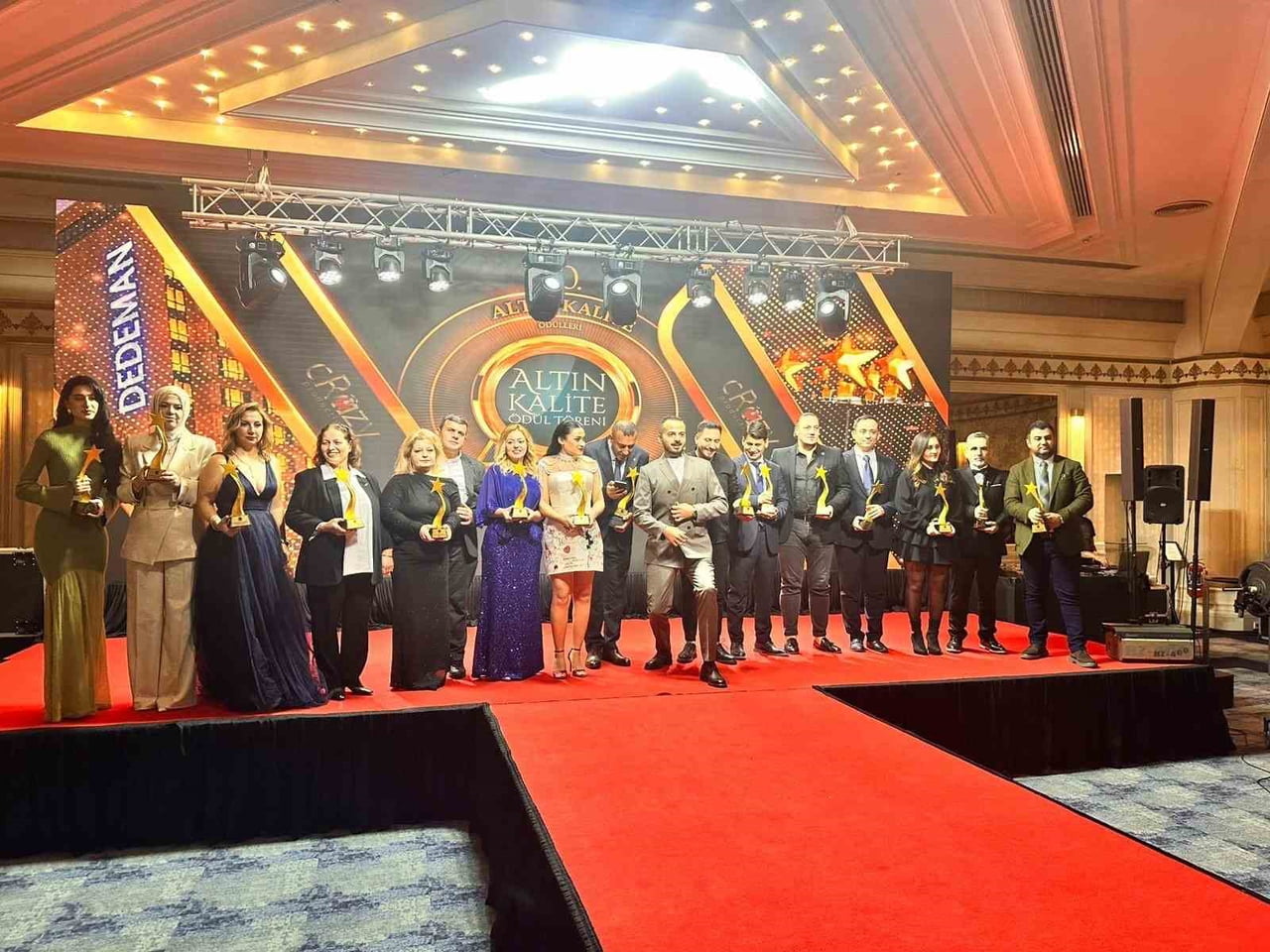 ULUSLARARASI ALTIN KALİTE ÖDÜLLERİ’NİN 10’UNCUSU, İŞ, SANAT VE MEDYA DÜNYASINDAN İSİMLERİN...
