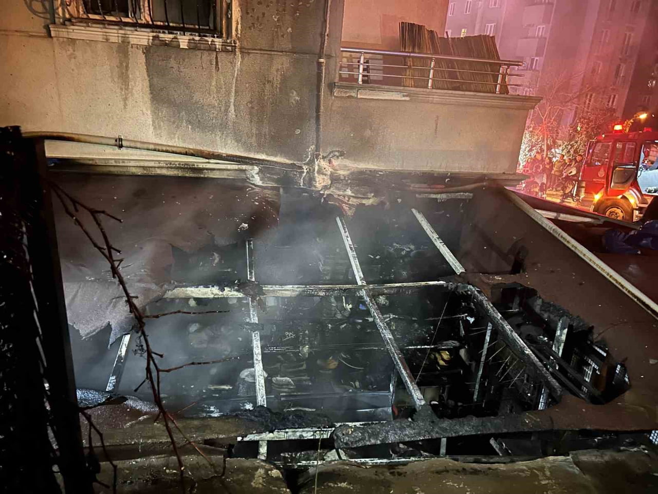ÜMRANİYE'DE 5 KATLI BİR BİNANIN GİRİŞ KATINDA BULUNAN DÜKKANDA ÇIKAN YANGIN BİNANIN TAMAMINA...