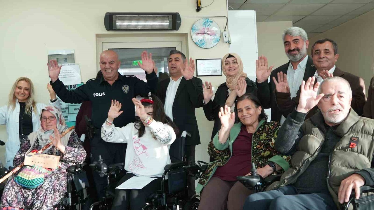 UMUDA YÜRÜYENLER DERNEĞİ BAŞKANI KEMAL YILDIZ VE POLİS MEMURU MUSTAFA ŞAHİN, 3 ARALIK DÜNYA...