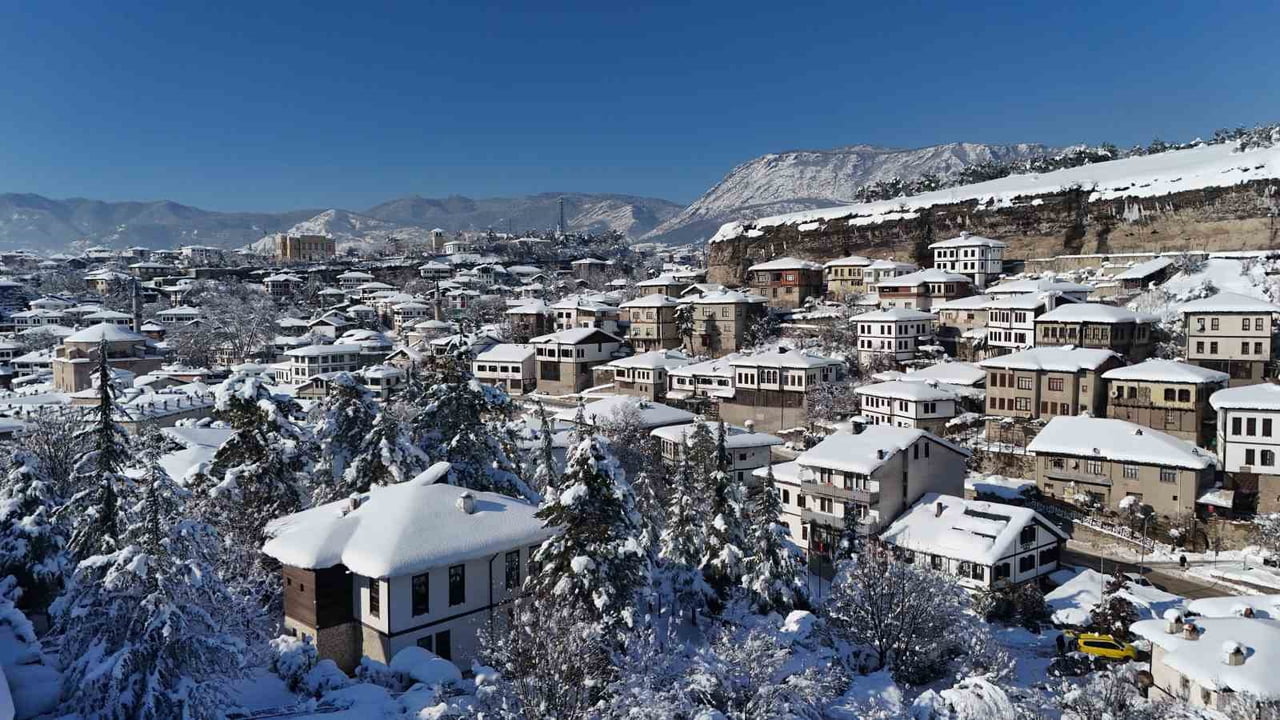 UNESCO DÜNYA MİRASI LİSTESİ'NDE YER ALAN KARABÜK'ÜN SAFRANBOLU İLÇESİNDE, KAR MANZARALARI DRON İLE...