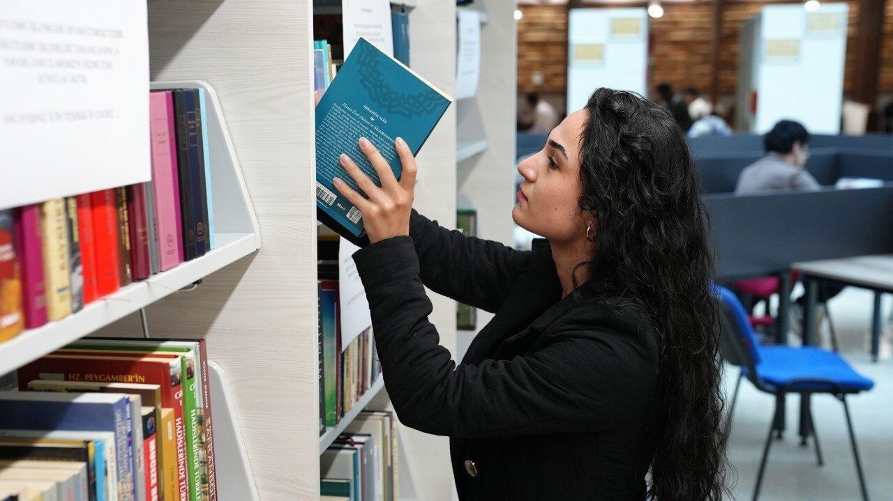 ÜNİVERSİTE KÜTÜPHANESİ, SOSYAL BİLİMLERDEN MÜHENDİSLİĞE, SANATTAN TARİHE KADAR ÇEŞİTLİ...