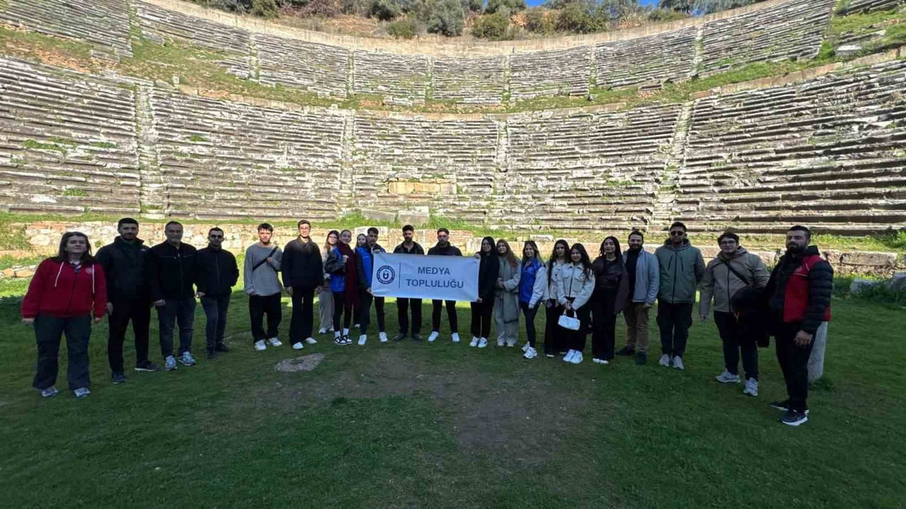 ÜNİVERSİTE ÖĞRENCİLERİNE KÜLTÜR GEZİSİ