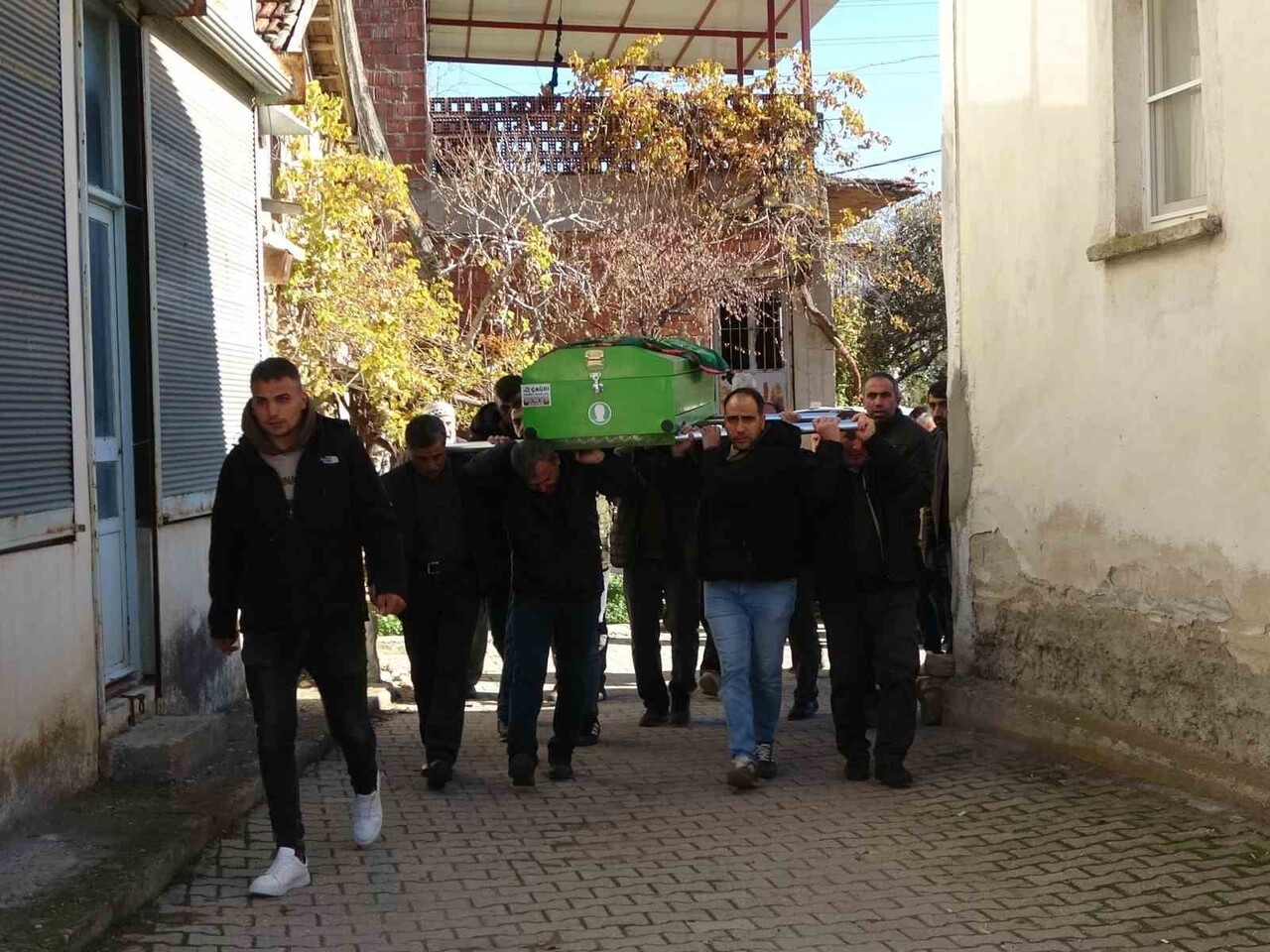 UŞAK'TA YOLUN KARŞISINA GEÇMEK İSTERKEN OTOMOBİLİN ÇARPMASI SONUCU HAYATINI KAYBEDEN 3 KİŞİDEN...