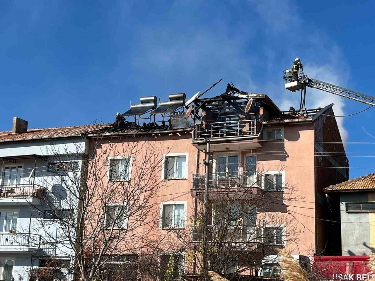 UŞAK’IN BANAZ İLÇESİNDE 3 KATLI EVİN ÇATISINDA MEYDANA GELEN YANGIN SÖNDÜRÜLDÜ.