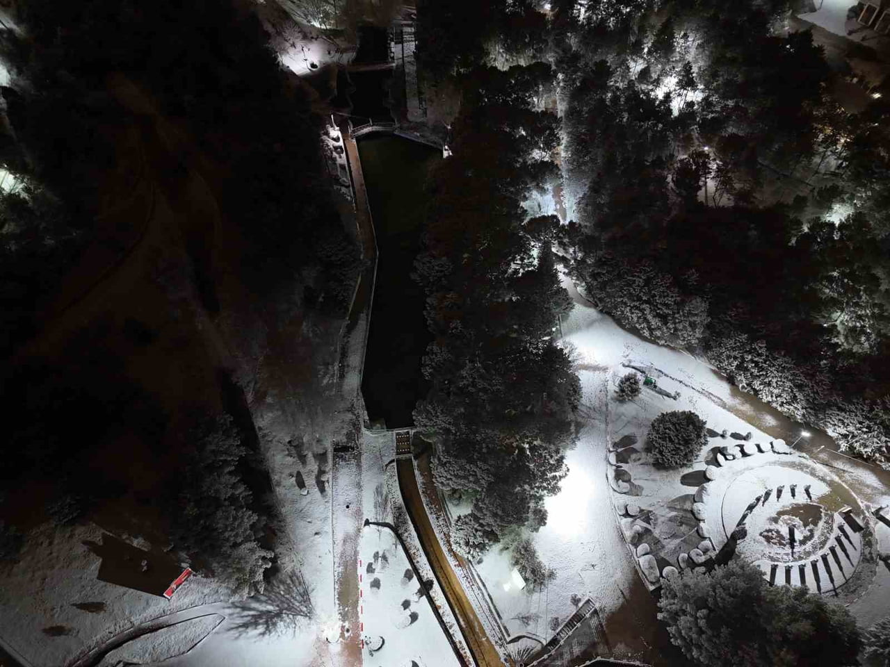 UŞAK’TA HAVA SICAKLIKLARININ DÜŞMESİNİN ARDINDAN MEVSİMİN İLK KAR YAĞIŞI ETKİLİ OLDU. AKŞAM...