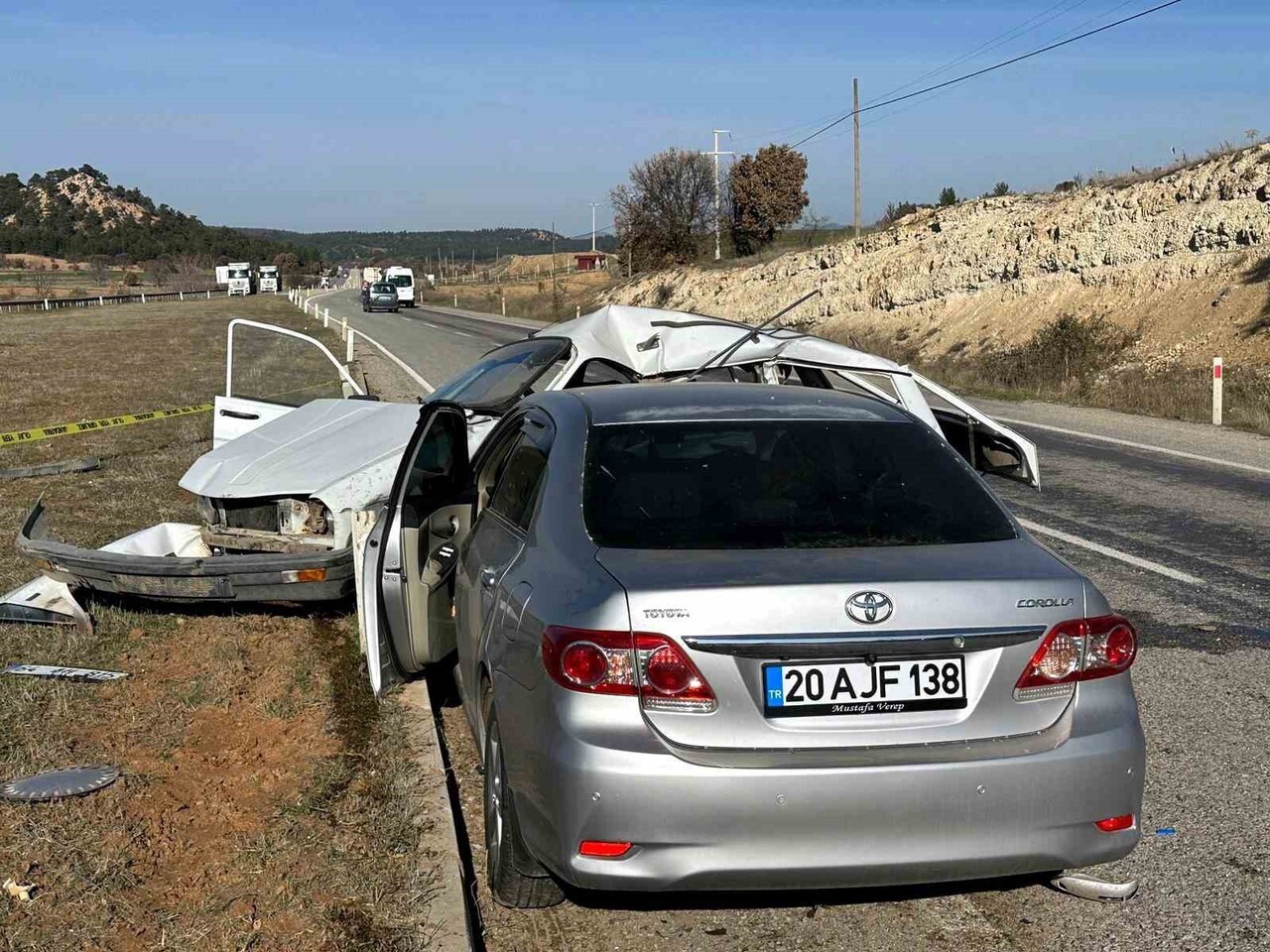 UŞAK’TA İKİ OTOMOBİLİN ÇARPIŞMASI SONUCU KARI-KOCA HAYATINI KAYBEDERKEN 1 KİŞİ...