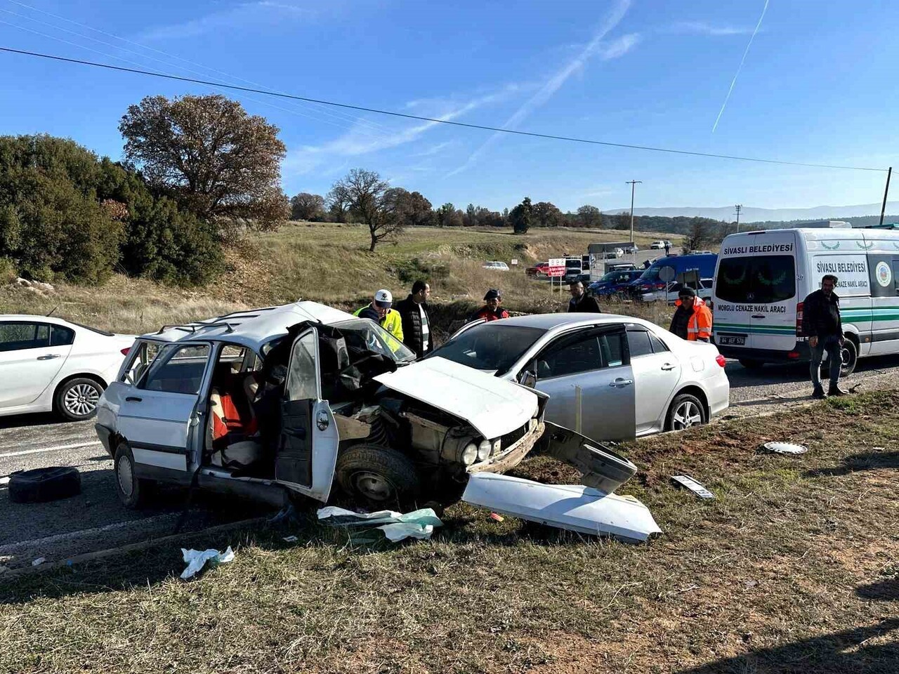 UŞAK’TA İKİ OTOMOBİLİN ÇARPIŞMASI SONUCU KARI-KOCA HAYATINI KAYBEDERKEN 1 KİŞİ...