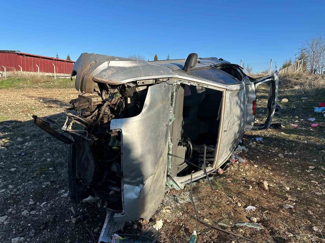 UŞAK’TA KONTROLDEN ÇIKAN OTOMOBİLİN TARLAYA DEVRİLMESİ SONUCU AYNI AİLEDEN 1’İ BEBEK 5 KİŞİ...