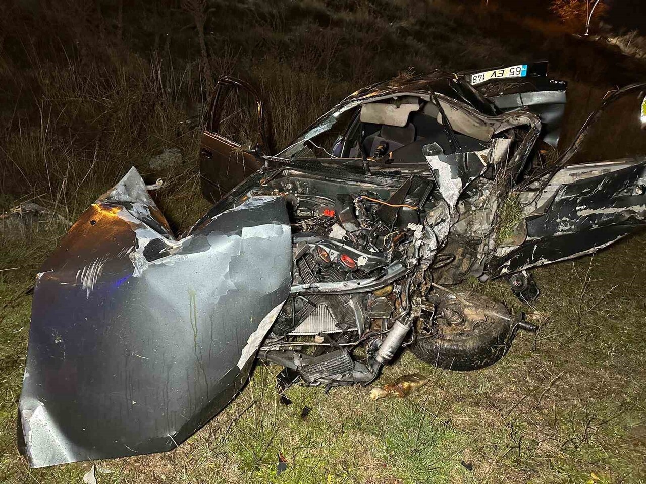 UŞAK’TA OTOMOBİLİN REFÜJE ÇARPIP YAN YOLA SAVRULARAK ŞARAMPOLE DEVRİLMESİ SONUCU 2 KİŞİ HAYATINI...