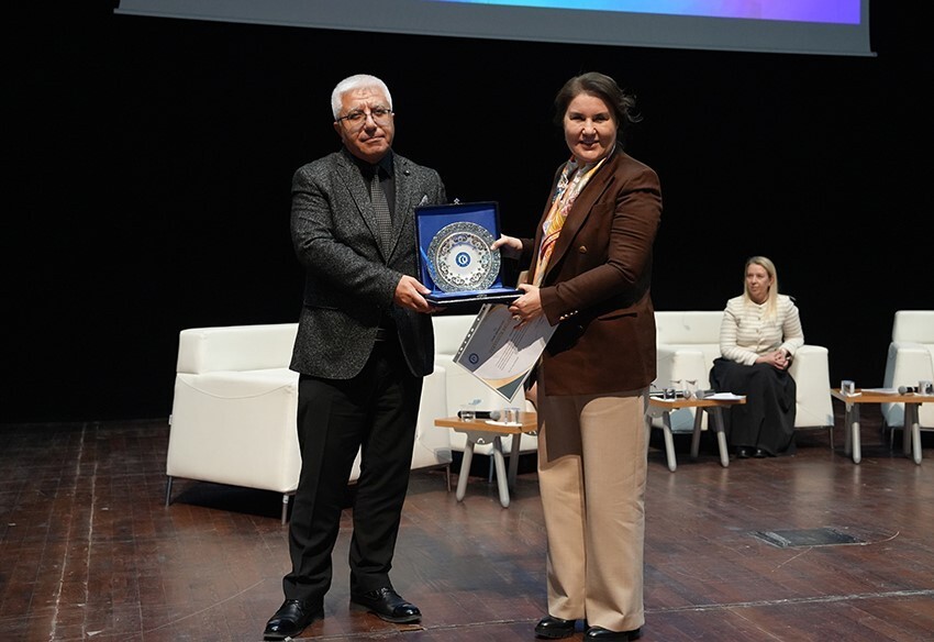 UŞAK ÜNİVERSİTESİ EV SAHİPLİĞİNDE DÜZENLENEN “KADIN LİDERLİĞİ VE ANADOLU’NUN GELECEĞİ” PANELİ...