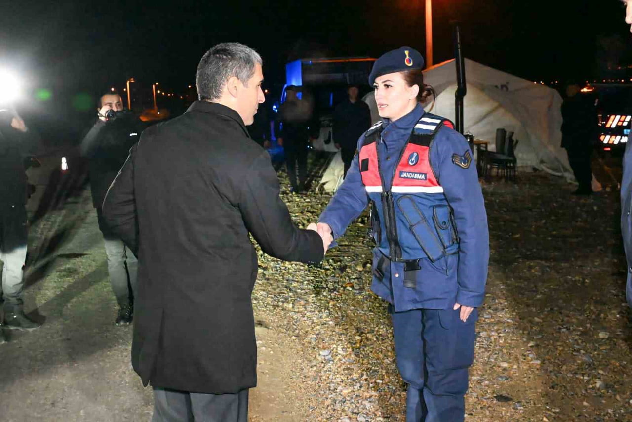 UŞAK VALİSİ NACİ AKTAŞ, YENİ YIL DOLAYISIYLA 7/24 KESİNTİSİZ HİZMET VEREN POLİS VE JANDARMA...