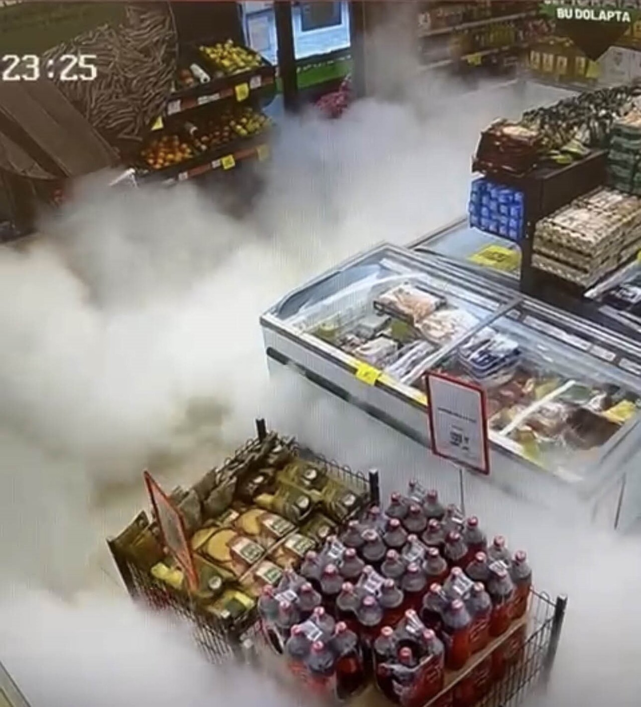 ÜSKÜDAR'DA BİR MAKET ÇALIŞANININ KAZARA DÜŞÜRDÜĞÜ YANGIN TÜPÜNÜN BOŞALMASIYLA MARKETİ YOĞUN BEYAZ...