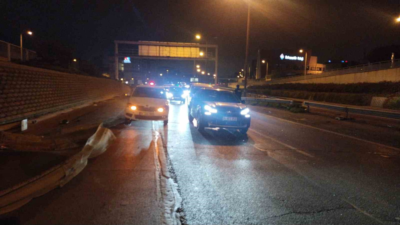 ÜSKÜDAR'DA KONTROLDEN ÇIKAN OTOMOBİL TAKLA ATTI : 1 YARALI