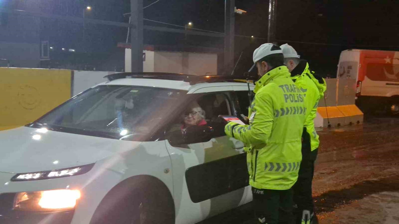 UYGULAMA NOKTALARINDA SÜRÜCÜLERE ALKOL KONTROLÜ YAPILIRKEN, ARAÇLAR DA YÜRÜRLÜKTEKİ MEVZUAT...