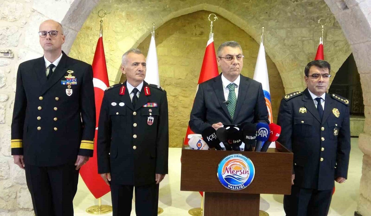 VALİ  ATİLLATOROS'A AÇIKLAMASI SIRASINDA İL EMNİLET MÜDÜRÜ İDRİS YILMAZ, JANDARMA ALAY KOMUTANI...