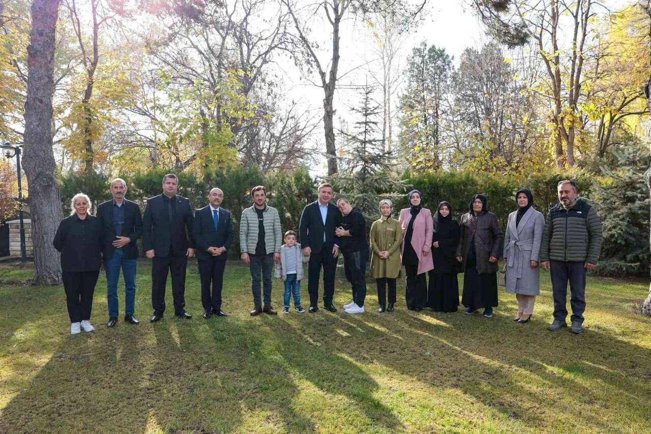 VALİ AYDOĞDU, DÜNYA ENGELLİLER GÜNÜ’NDE ÖZEL BİREYLERİ AĞIRLADI