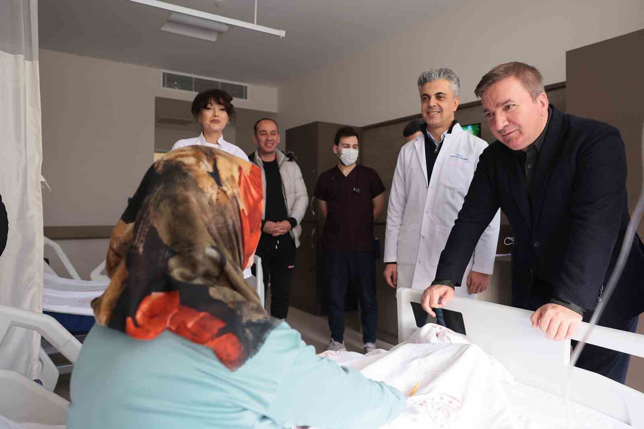 VALİ AYDOĞDU HASTANEDE TEDAVİ GÖREN HASTALARI ZİYARET ETTİ