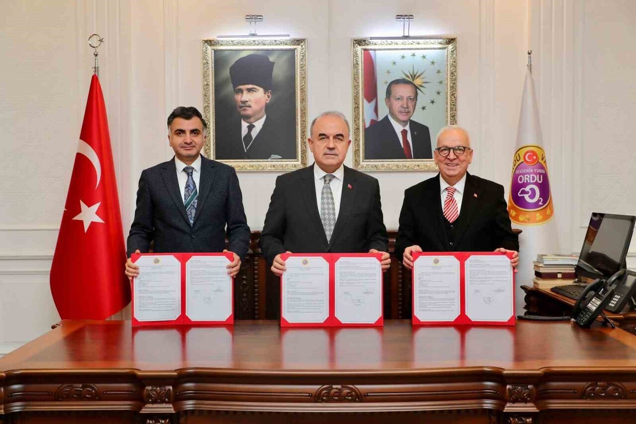 VALİ MUAMMER EROL (ORTADA), İL MİLLİ EĞİTİM MÜDÜRÜ MEHMET FATİH VARGELOĞLU (SOLDA VE İŞ İNSANI...