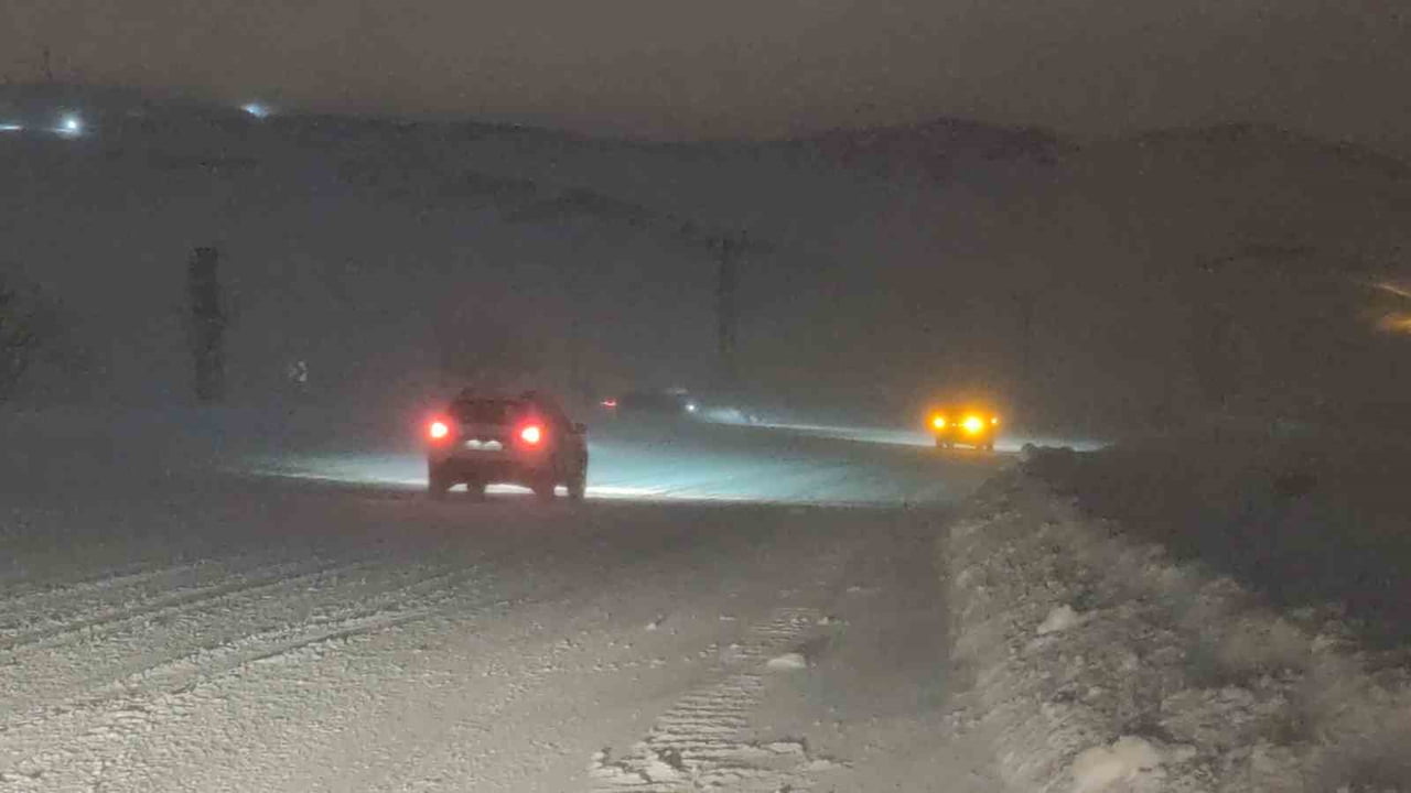 VAN'DA AKŞAM SAATLERİNDE ETKİLİ OLAN TİPİ, 2 BİN 225 RAKIMLI KURUBAŞ GEÇİDİ'NDE ETKİLİ...