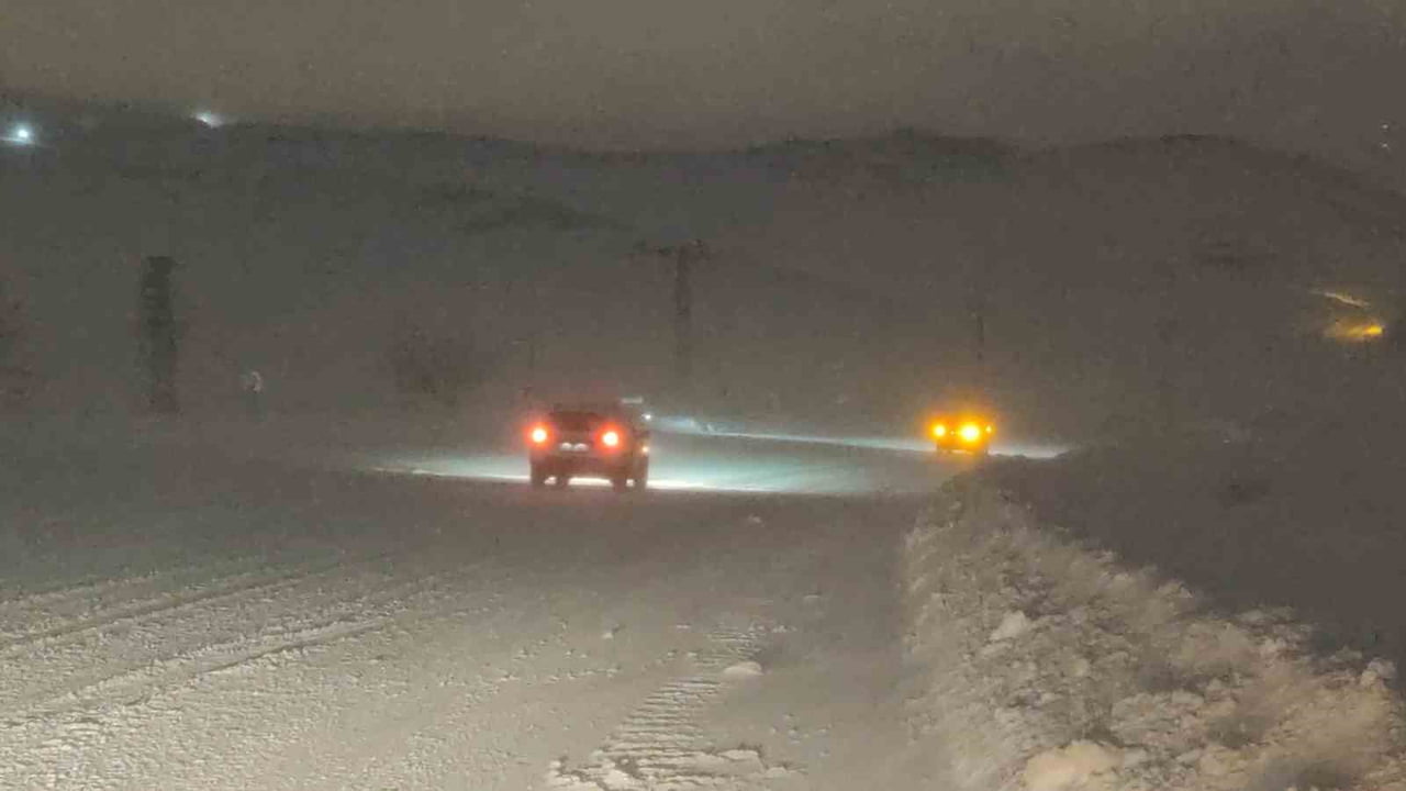 VAN'DA AKŞAM SAATLERİNDE ETKİLİ OLAN TİPİ, 2 BİN 225 RAKIMLI KURUBAŞ GEÇİDİ'NDE ETKİLİ...