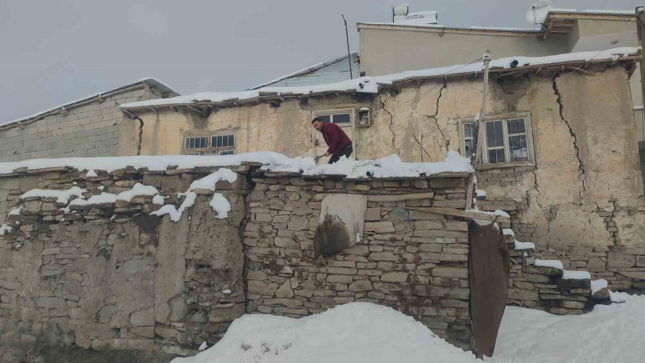 VAN'DA ETKİLİ OLAN KAR YAĞIŞI, 17 YERLEŞİM YERİNİN YOLUNUN KAPANMASINA VE VATANDAŞLARIN ZOR ANLAR...