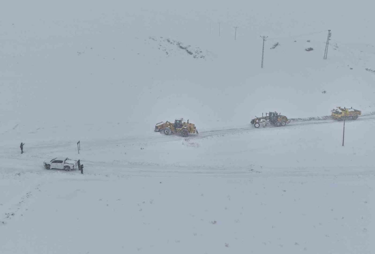 VAN'DA KAR YAĞIŞI SONRASI KAPANAN 569 YERLEŞİM YERİNDEN 506'SI ÇALIŞMA SONUCU YENİDEN ULAŞIMA...