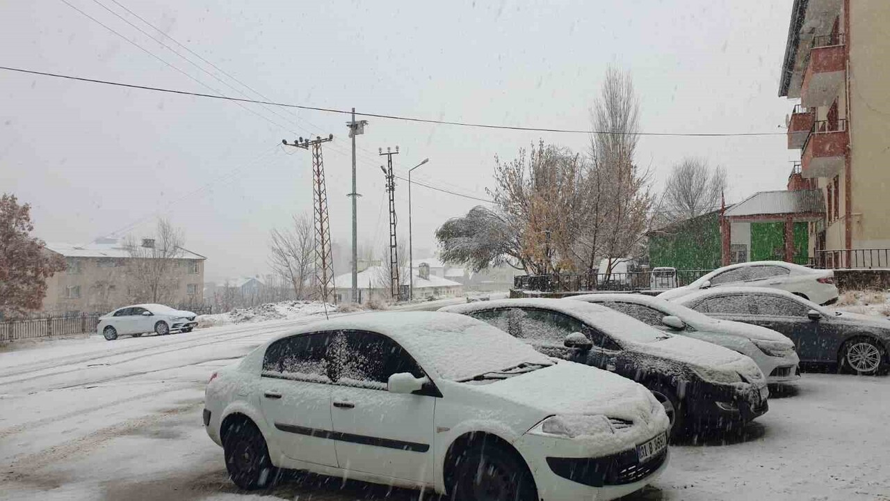 VAN'IN BAŞKALE İLÇESİNDE ETKİLİ OLAN KAR YAĞIŞI İLÇEYİ BEYAZA BÜRÜDÜ.