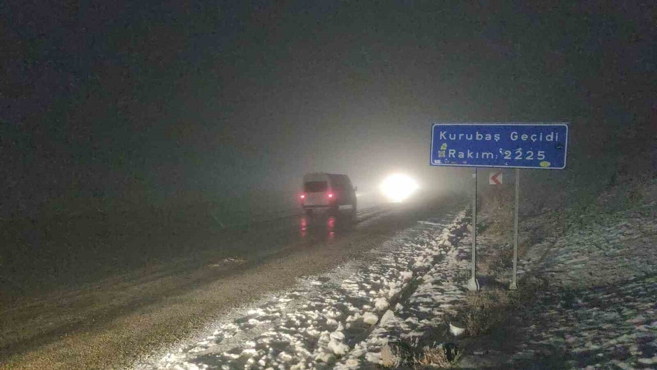 VAN’DA, AKŞAM SAATLERİNDEN İTİBAREN ETKİLİ OLAN KAR YAĞIŞI VE SİS, YÜKSEK KESİMLERDE TRAFİĞİ...