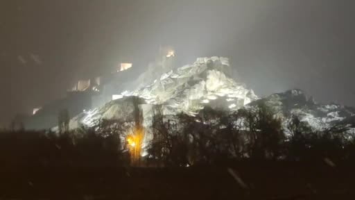 Van’da beklenen kar geldi: Kent merkezi beyaza büründü