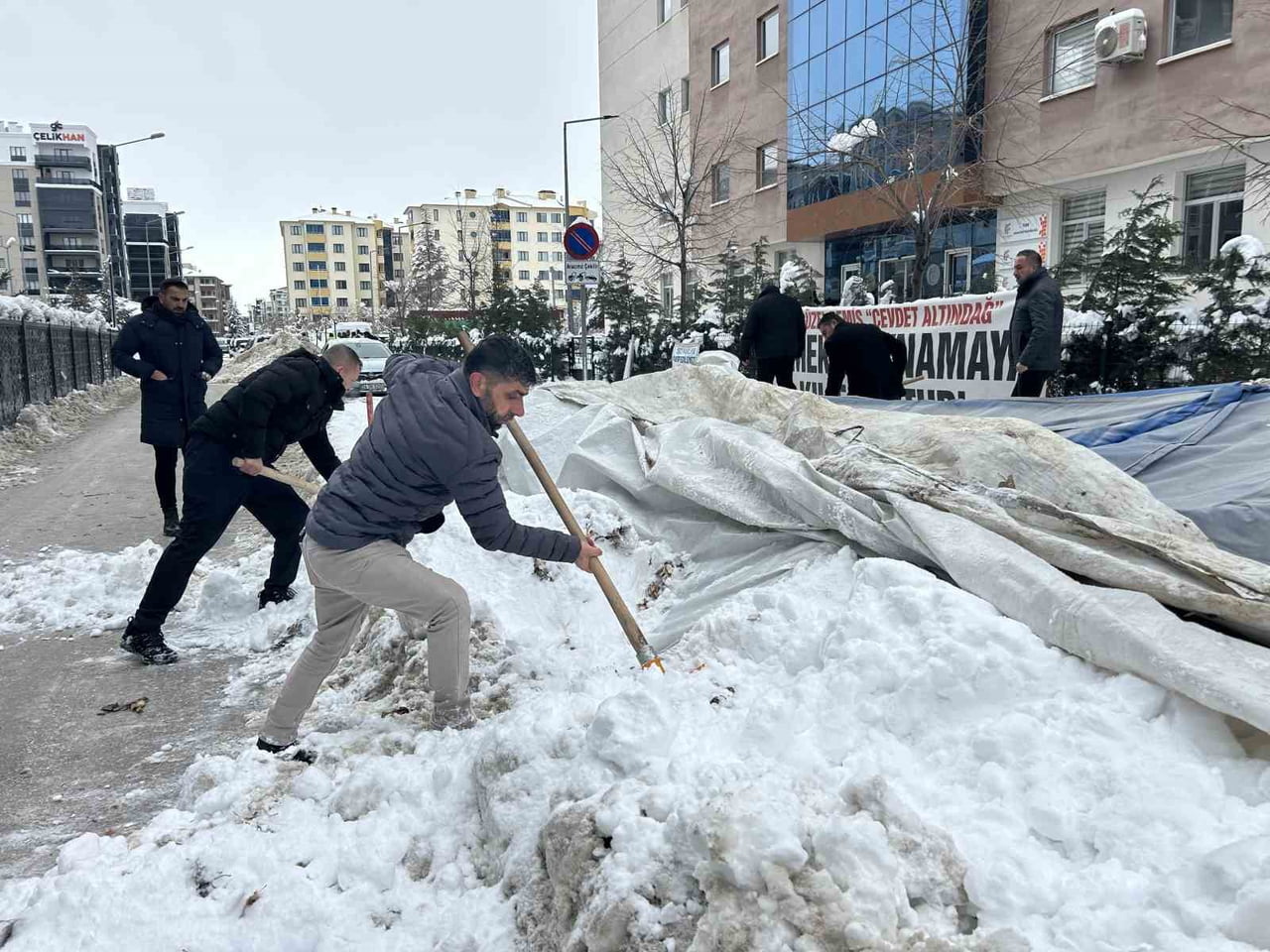 VAN’DA DEM PARTİLİ BELEDİYELER TARAFINDAN İŞTEN ÇIKARILAN İŞÇİLERİN, İPEKYOLU BELEDİYESİ ÖNÜNDE...
