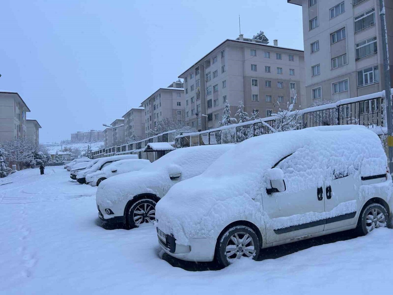 VAN’DA DÜN AKŞAM SAATLERİNDEN BU YANA ETKİLİ OLAN YOĞUN KAR YAĞIŞI VE SİS, HAYATI OLUMSUZ...