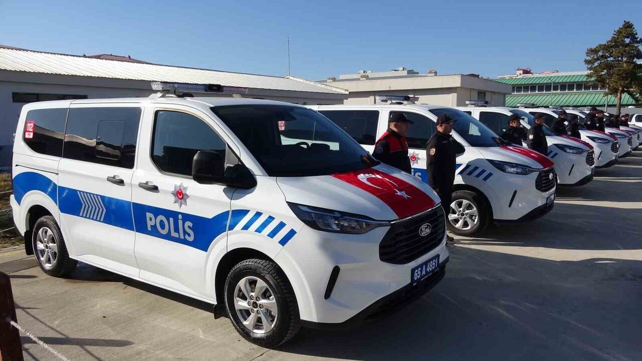 VAN İL EMNİYET MÜDÜRLÜĞÜ BÜNYESİNDE HİZMET VERECEK ARAÇLAR İÇİN ANAHTAR TESLİM TÖRENİ...