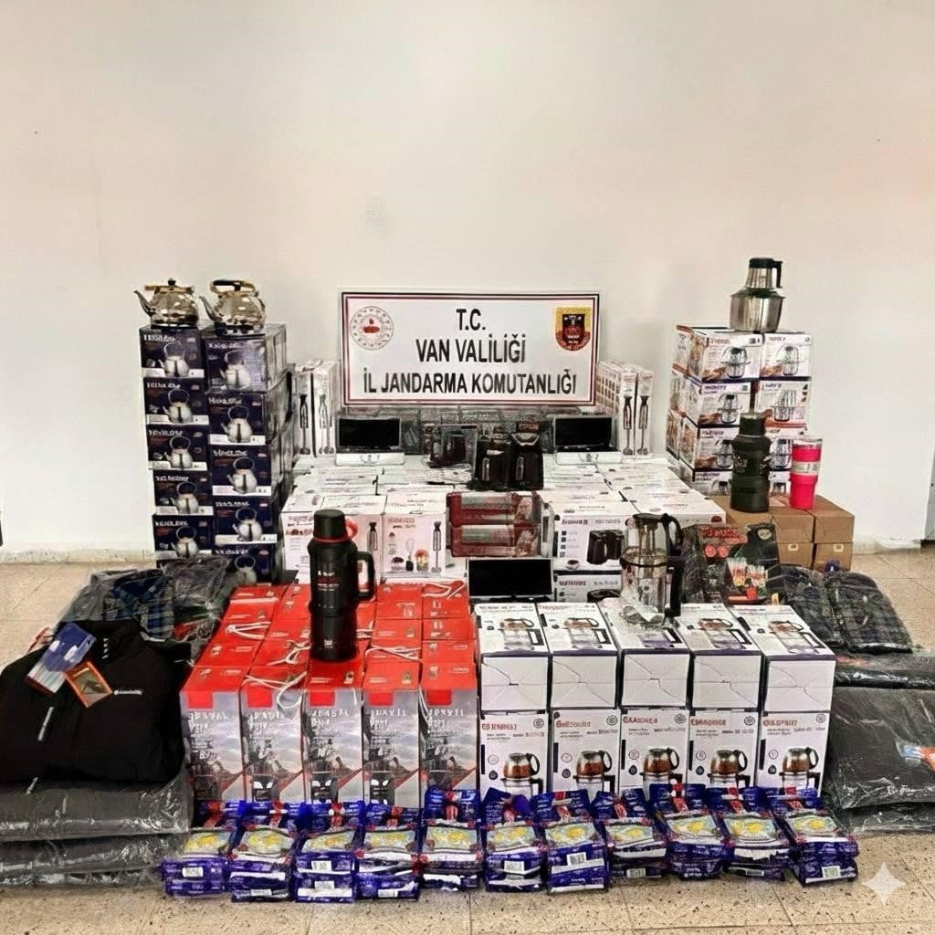 VAN’IN BAŞKALE İLÇESİNDE 1 MİLYON 560 BİN TL DEĞERİNDE 399 PARÇA GÜMRÜK KAÇAĞI EŞYA ELE...
